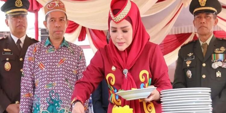 FOTO: PROKOM SERUYAN/MATA KALTENG - Wakil Bupati Seruyan, Iswanti (dua dari kanan) saat menghadiri apel peringatan hari jadi ke-66 Provinsi Kalteng di halaman kantor Bupati Seruyan, Selasa 23 Mei 2023.