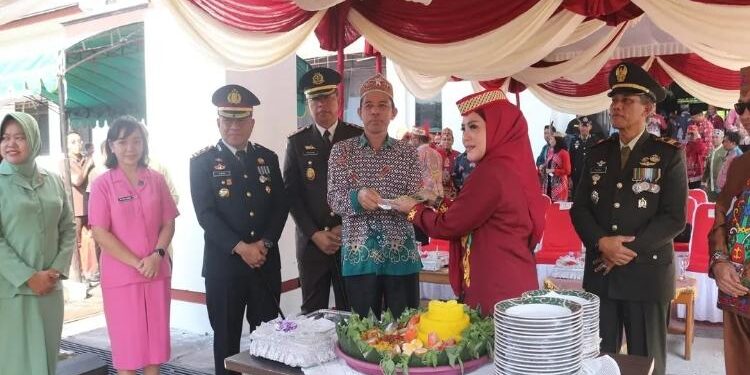 FOTO: IST/MATA KALTENG - Wakil Ketua II DPRD Seruyan, M. Aswin (kiri depan) saat menghadiri apel peringatan hari jadi ke-66 Provinsi Kalteng di halaman kantor Bupati Seruyan, Selasa 23 Mei 2023.