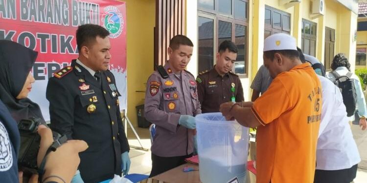 FOTO: IST/MATA KALTENG - Suasana saat agenda pemusnahan barang bukti sabu yang dimpimpin langsung oleh Kapolres Seruyan AKBP Ampi Mesia Von Bulow di Mapolres setempat, Selasa 23 Mei 2023.