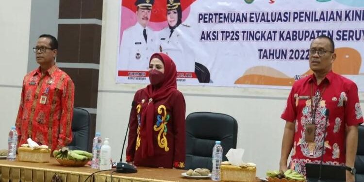 FOTO: PROKOM SERUYAN/MATA KALTENG - Wakil Bupati Seruyan, Iswanti (tengah) saat menghadiri agenda pertemuan evaluasi penilaian kinerja aksi TPPS tingkat Kabupaten Seruyan tahun 2023 di Aula Bappeda setempat, Selasa 23 Mei 2023.
