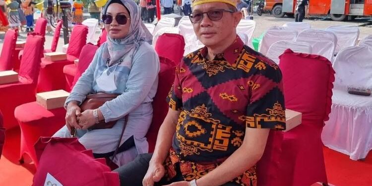 FOTO: IST/MATA KALTENG - Wakil Ketua I DPRD Seruyan, Bambang Yantoko (kanan) saat menghadiri lomba karnaval budaya FBIM tahun 2023 di Palangka Raya, Rabu 24 Mei 2023.
