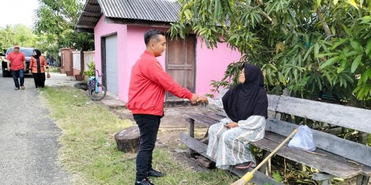 FOTO: IST/MATA KALTENG - Ketua DPRD Seruyan, Zuli Eko Prasetyo (kiri) saat berbincang dengan salah satu masyarakat di Kota Kuala Pembuang beberapa waktu lalu.