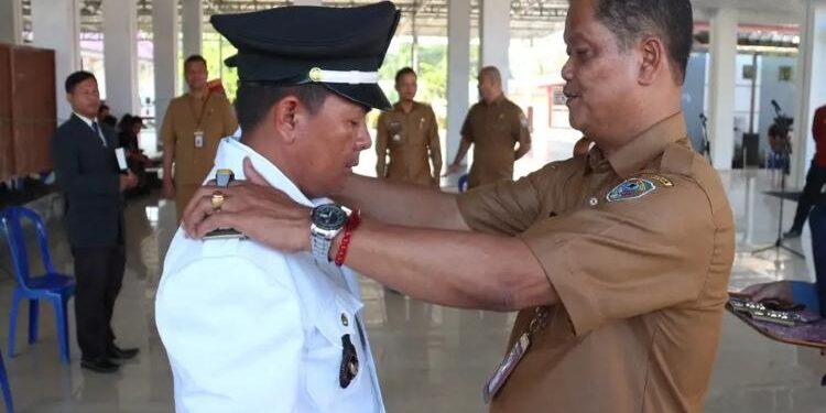 FOTO: PROKOM SERUYAN/MATA KALTENG - Sekda Seruyan, Djainu'ddin Noor (kanan) saat melantik pj kades di Pendopo Rujab Bupati Seruyan, kemarin.