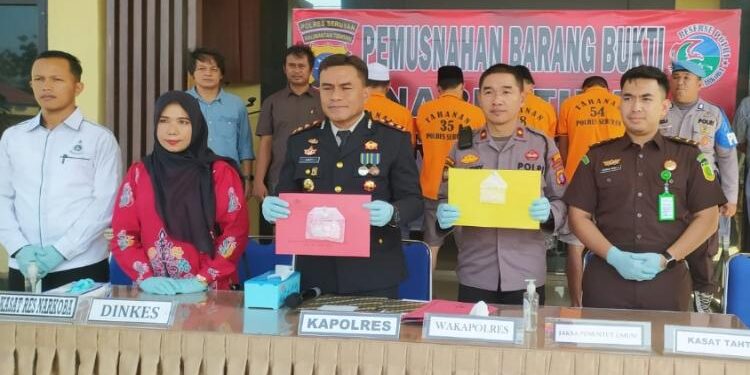 FOTO: IST/MATA KALTENG - Kapolres Seruyan, AKBP Ampi Mesias Von Bulow S.I.K. (tengah) saat memimpin pemusnahan barang bukti sabu di Mapolres setempat, kemarin.