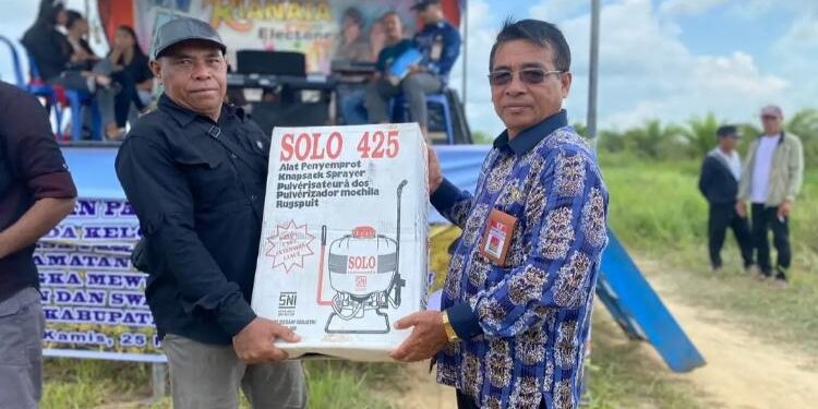 FOTO: PROKOM SERUYAN/MATA KALTENG - Staf Ahli Bupati Seruyan, Tunjarsyah (kanan) saat menyerahkan bantuan alat pertanian kepada salah satu petani di Desa Pematang Limau, Kecamatan Seruyan Hilir, Kamis 25 Mei 2023.