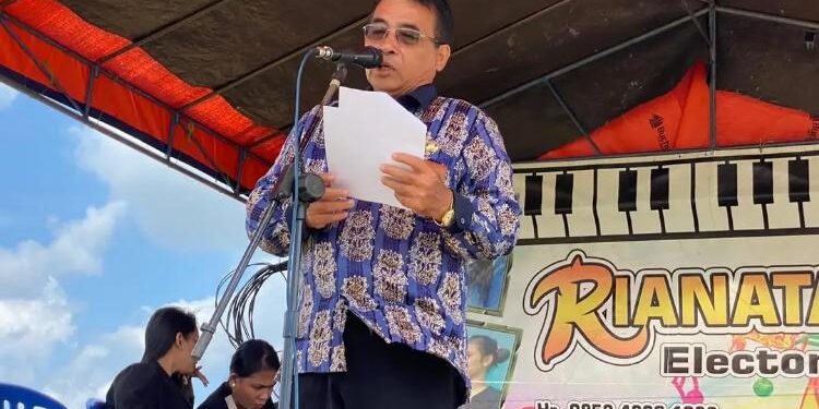 FOTO: PROKOM SERUYAN/MATA KALTENG - Staf Ahli Bupati Seruyan, Tunjarsyah saat menyampaikan sambutan dalam acara syukuran panen padi Poktan Desa Pematang Limau, Kecamatan Seruyan Hilir, Kamis 25 Mei 2023.