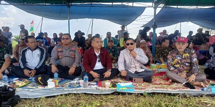 FOTO: ALDI/MATA KALTENG - Ketua DPRD Seruyan, Zuli Eko Prasetyo (tengah) saat menghadiri syukuran panen padi Poktan Desa Pematang Limau, Kecamatan Seruyan Hilir, Kamis 25 Mei 2023.