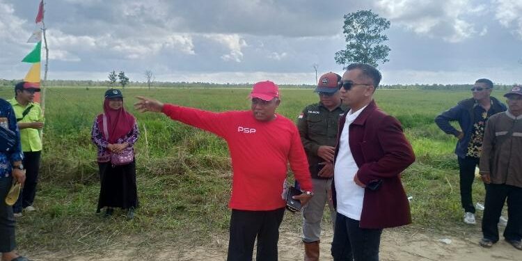 FOTO: ALDI/MATA KALTENG - Ketua DPRD Seruyan, Zuli Eko Prasetyo (kanan) saat berbincang dengan Kepala DKPP Kabupaten Seruyan, Albidinnor (kiri) dalam agenda syukuran panen padi Poktan Desa Pematang Limau, Kecamatan Seruyan Hilir, Kamis 25 Mei 2023.