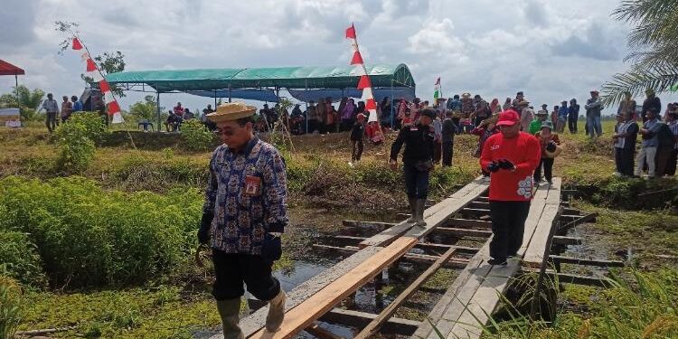 FOTO: ALDI/MATA KALTENG - Staf Ahli Bupati Seruyan, Tunjarsyah (kiri) saat menghadiri acara syukuran panen padi Poktan Desa Pematang Limau, kemarin.
