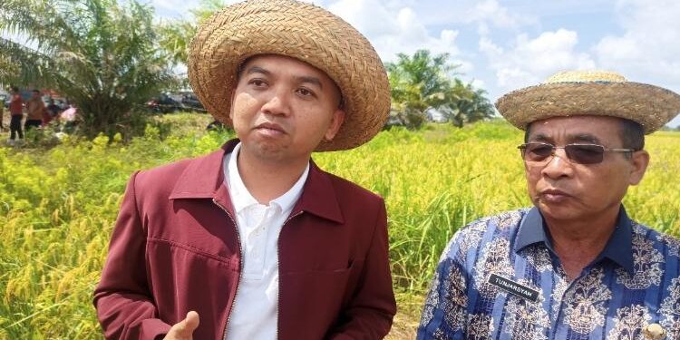 Ketua DPRD Seruyan, Zuli Eko Prasetyo (kiri).