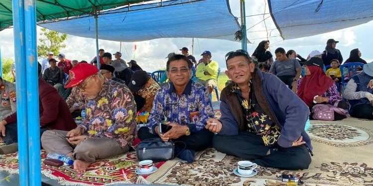 FOTO: PROKOM SERUYAN/MATA KALTENG - Staf Ahli, Tunjarsyah (dua dari kanan) saat menghadiri acara syukuran panen padi Pokta Desa Pematang Limau, Kecamatan Seruyan Hilir beberapa waktu lalu.