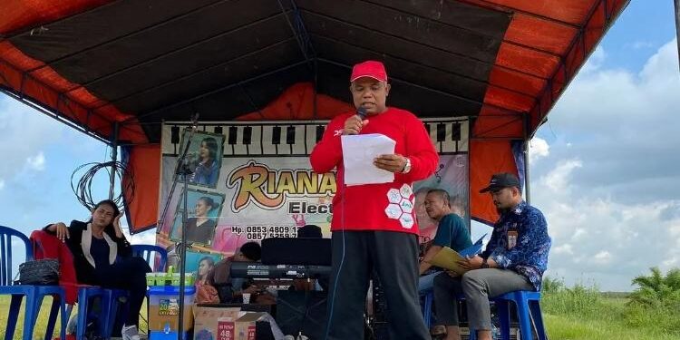 FOTO: PROKOM SERUYAN/MATA KALTENG - Kepala DKPP Kabupaten Seruyan, Albidinnor saat memberikan sambutan dalam agenda syukuran panen padi Poktan Desa Pematang Limau, Kecamatan Seruyan Hilir beberapa waktu lalu.