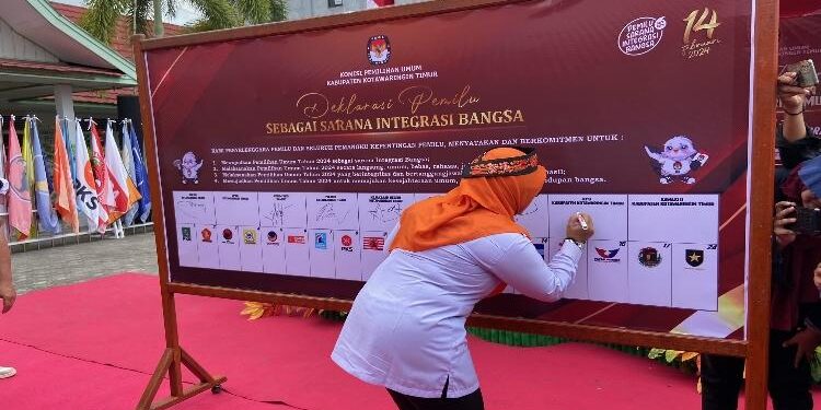 FOTO: DIAN/MATA KALTENG - Penandatanganan deklarasi bersama sukseskan Pemilu 2024 yang dilakukan Ketua KPU Kotim, Siti Fathonah Purnaningsih, Senin 29 Mei 2023.