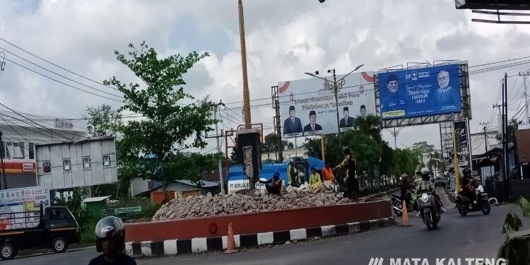 FOTO: IST/MATA KALTENG - Pembongkaran bundaran tidar, Sampit, Kotim yang dilakukan pemerintah setempat belum lama ini.