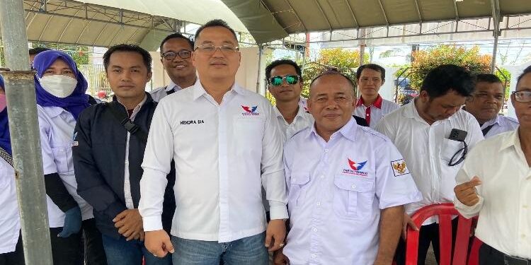 FOTO: DIAN/MATA KALTENG - Kader Perindo Hendra Sia (tengah), saat pengajuan Bacaleg di KPU Kotim, Sabtu 13 Mei 2023.
