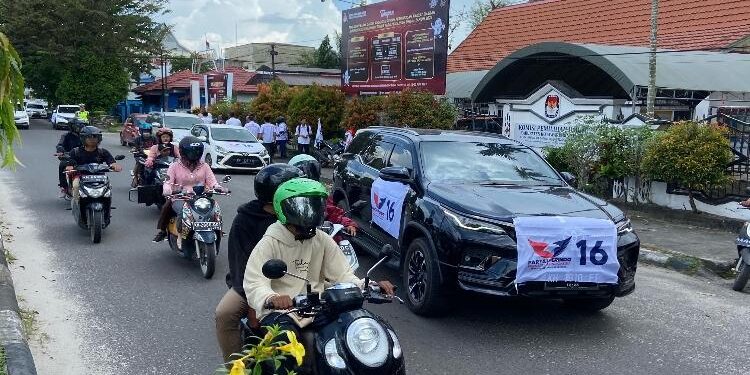 FOTO:DIAN/MATA KALTENG - Rombongan konvoi Partai Perindo Kotim menuju KPU Kotim, Sabtu 13 Mei 2023.