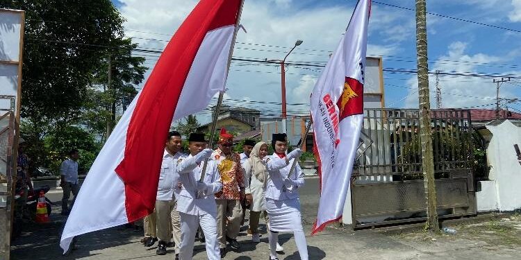 FOTO: DIAN/MATA KALTENG - Pengibaran bendera Merah Putih dan Partai Gerindra menuju ruang pengajuan berkas pencalonan Bacaleg di KPU Kotim, Sabtu 13 Mei 2023.
