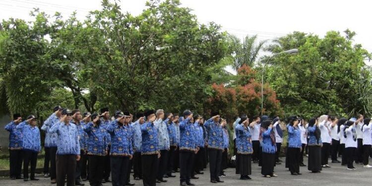 FOTO: DISDIK/MATA KALTENG - Upacara Hardiknas di halaman kantor Disdik Kotim, 2 Mei 2023.