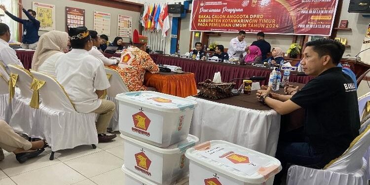 FOTO:DIAN/MATA KALTENG - Penyerahan berkas bacaleg DPC Gerindra Kotim ke KPU Kotim, Sabtu 13 Mei 2023.
