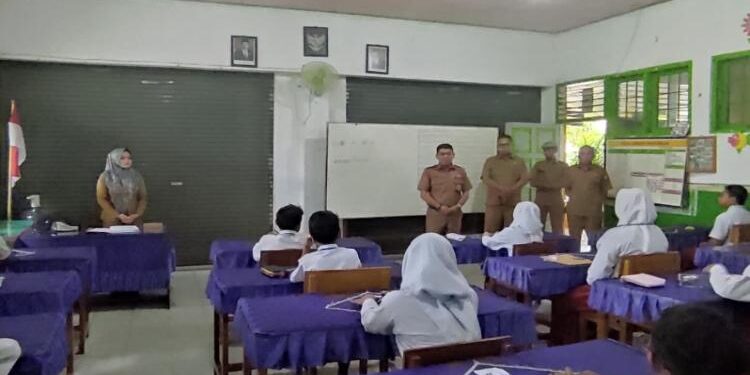 FOTO: DISDIK/MATA KALTENG - Plt Kepala Disdik Kotim, Irfansyah saat memantau pelaksanaan penilaian sumatif akhir di SDN 3 Mentawa Baru Hulu, Senin 8 Mei 2023.