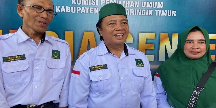FOTO: DIAN/MATA KALTENG - Ketua DPC PBB Kotim, Iskandar (tengah) usai mengajukan berkas bacaleg di KPU Kotim, Sabtu 13 Mei 2023.