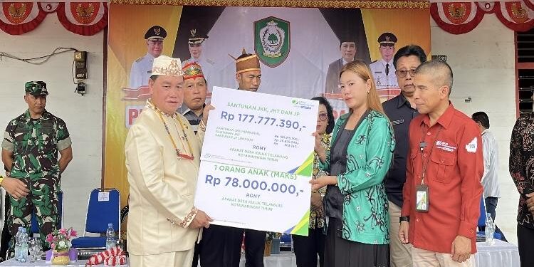 FOTO: BPJS/MATA KALTENG - Penyerahan santunan BPJS Ketenagakerjaan oleh Bupati Kotim pada Ahli Waris, 13 Mei 2023.