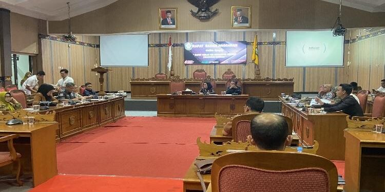 FOTO: DIAN/MATA KALTENG - Rapat Badan Anggaran dalam rangka Rapat Kerja Tim Anggaran Terkait Keuangan Daerah, Senin 15 Mei 2023.