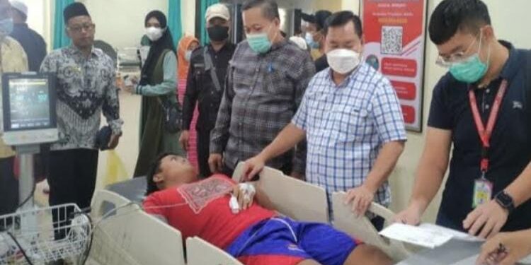 FOTO: ISTIMEWA/MATA KALTENG - Korban keracunan kue ipau di Sampit saat dijenguk Bupati Kotim beberapa waktu lalu.