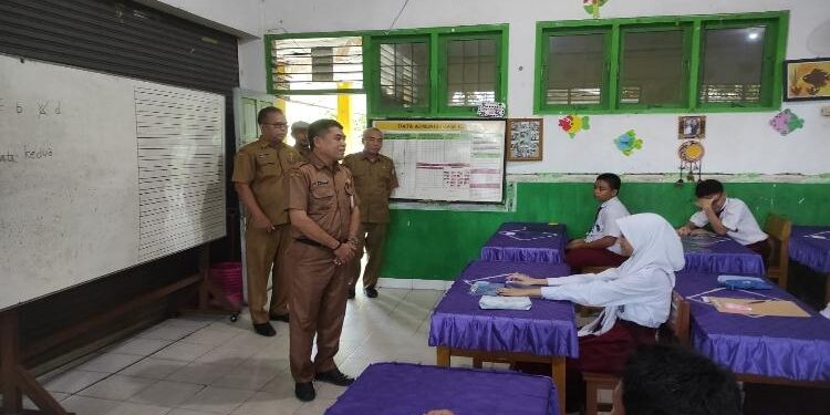 FOTO: DISDIK/MATA KALTENG - Monev penilaian sumatif akhir yang dilakukan Disdik Kotim.