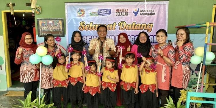 FOTO: PAUD MEKAR SARI/MATA KALTENG - Sejumlah peserta didik usai menampilkan tarian tradisional di depan Tim visitasi PSP dari BPMP Kalteng, Kamis 25 Mei 2023.