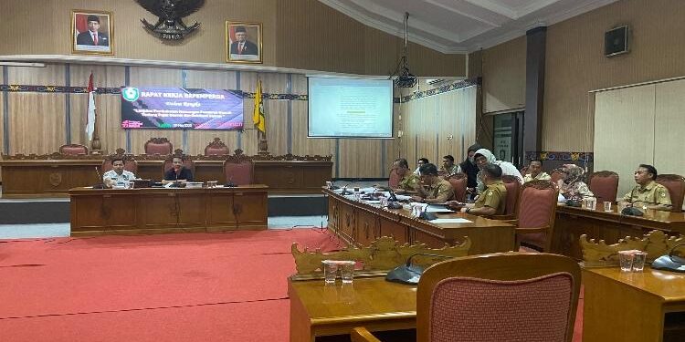 FOTO: DIAN/MATA KALTENG - Perwakilan pemerintah daerah Kotim saat menghadiri pembahasan raperda Pajak Daerah dan Retribusi Daerah di DPRD Kotim, Selasa 9 Mei 2023.