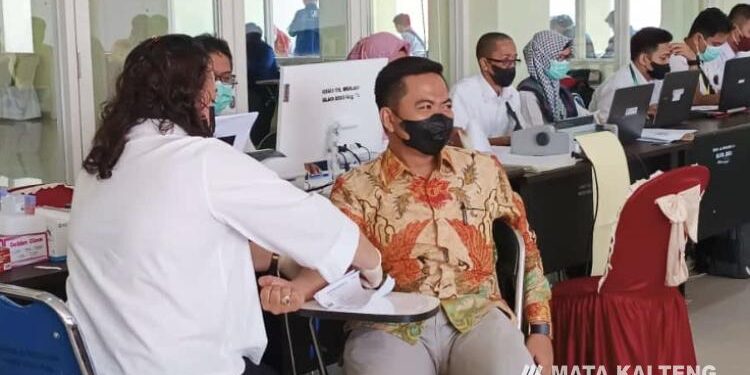 FOTO : Anggota Fraksi Partai Golkar DPRD Kotim, Riskon Fabiansyah saat menjalani tes kesehatan di RSUD dr Murjani, Sampit, 3 Mei 2023.