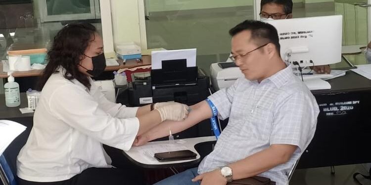 FOTO : DIAN/MATA KALTENG - Anggota Komisi I DPRD Kotim, Hendra Sia saat menjalani tes kesehatan di RSUD dr Murjani, Sampit, 3 Mei 2023.