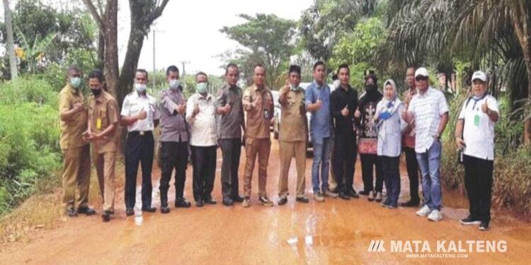 FOTO : Dok/MATA KALTENG - Pengecekkan jalan Kelurahan Tanah Mas oleh Komisi IV DPRD Kotim beberapa waktu lalu.