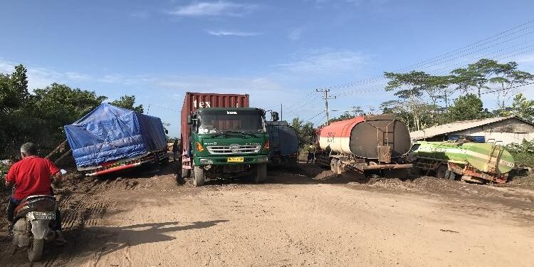 FOTO : Dok/DIAN MATA KALTENG - Truk angkutan plat luar daerah yang melintas di Jalan Lingkar Selatan, Sampit.