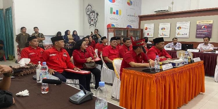 FOTO: DIAN/MATA KALTENG - Kader PDI Perjuangan saat pengajuan bacaleg di KPU Kotim, Kamis 11 Mei 2023.