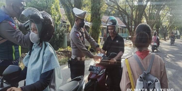 FOTO: DIAN/MATA KALTENG - Pembagian dan pemasangan stiker rumah sehat oleh Dinkes Kotim di sejumlah ruas jalan Kota Sampit, Rabu 31 Mei 2023.