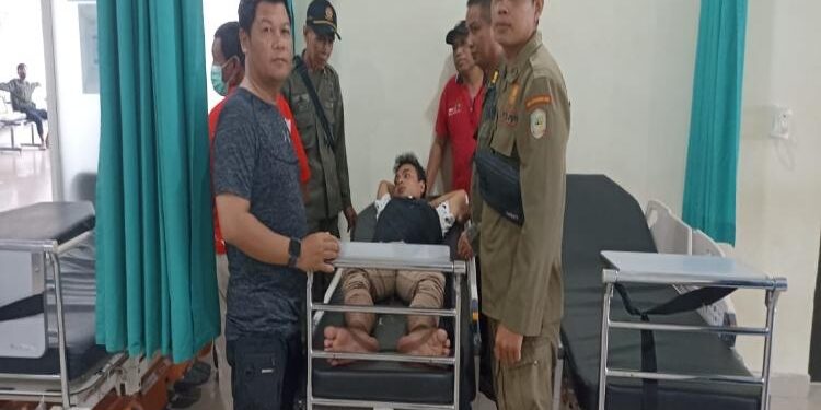 FOTO: Satpol PP/MATA KALTENG - Petugas Satpol PP, pada saat mengantarkan ODGJ ke Poli Jiwa, Sabtu, 20 Mei 2023.