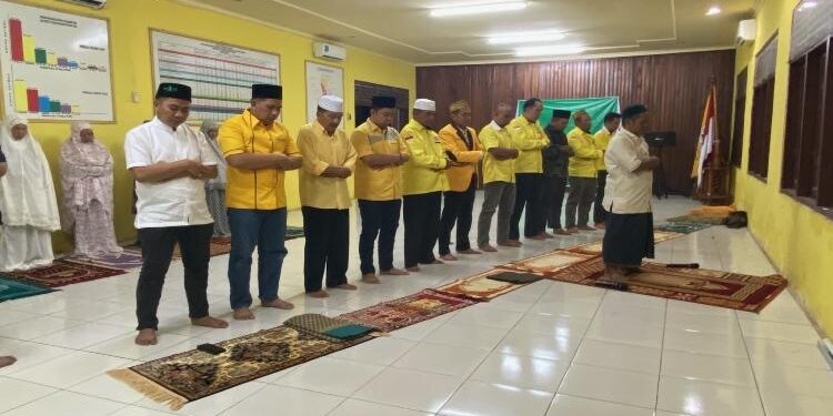 FOTO: DIAN/MATA KALTENG - Sholat hajat yang dilakukan kader Partai Golkar Kotim, Minggu 14 Mei 2023.