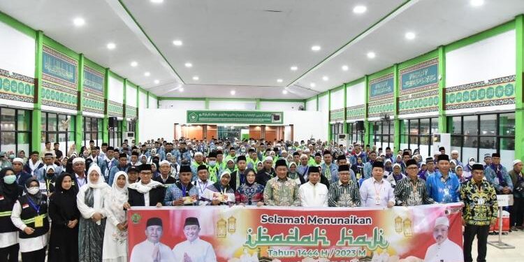 FOTO: MATAKALTENG - Foto bersama seluruh Calon Jamaah Haji usai dilepas secara resmi oleh Wakil Gubernur Kalteng, H. Edy Pratowo.