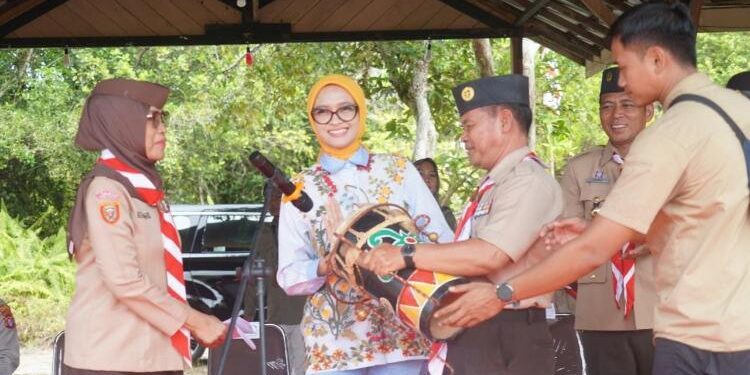 FOTO: VI/MATAKALTENG - Ketua Kwarda Gerakan Pramuka Kalteng, Ivo Sugianto Sabran, saat membuka Lomba Tingkat (LT) IV Pramuka Penggalang se-Kalteng Tahun 2023.