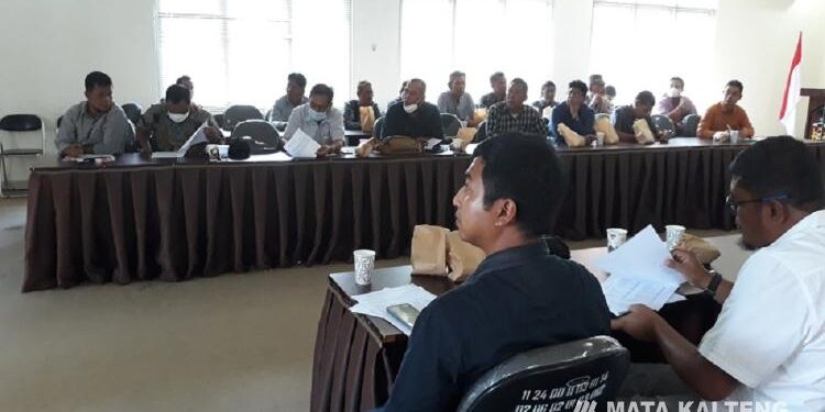 FOTO: OLIVIA/MATAKALTENG - Rapat Penetapan Harga Tandan Buah Segar (TBS) periode Mei 2023.