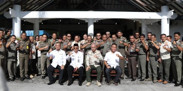FOTO: VI/MATAKALTENG - Sekda Kalteng, Nuryakin (pakai peci), saat foto bersama usai pelaksanaan Bimtek PPNS Satpol-PP Se-Kalteng Tahun 2023.