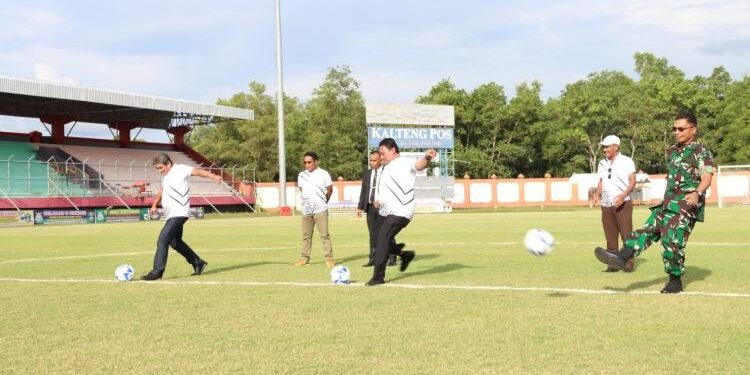 FOTO: VI/MATAKALTENG - Wagub Kalteng, H Edy Pratowo (tengah), saat melakukan tendangan pertama tanda dimulainya turnamen terbuka sepakbola wanita Kejaksaan Tinggi Kalteng Cup 2023.