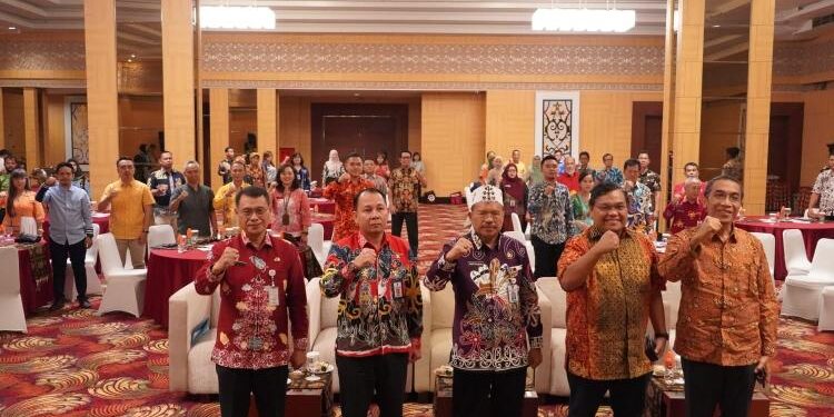FOTO: VI/MATAKALTENG - Sekda Kalteng, Nuryakin (tengah), saat foto bersama usai membuka Rapat Awal dalam Rangka Penyediaan Peta Potensi dan Peluang Usaha Provinsi Kalteng Tahun 2023.