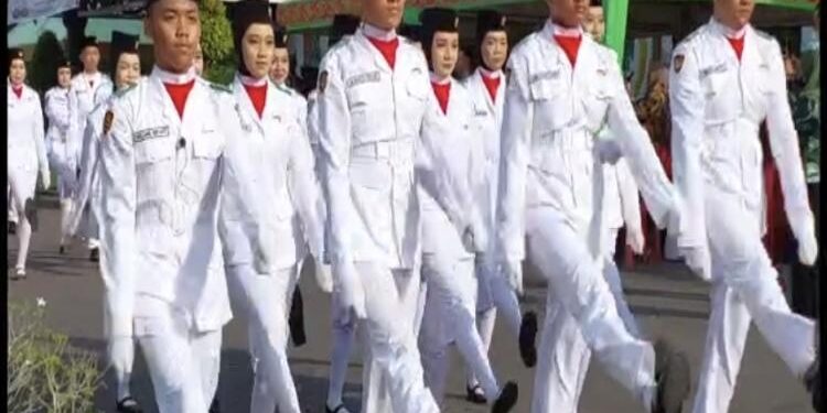 FOTO: ISTIMEWA/MATA KALTENG - Pelajar yang bertugas menjadi pengibar bendara merah putih dalam upacara peringatan Hari Pancasila di Kotim, Kamis 1 Juni 2023.