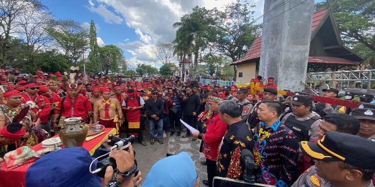FOTO: DIAN/MATA KALTENG - Pembacaan kesepakatan di depan massa aksi Tariu Borneo Bangkule Rajakng, Kamis 8 Juni 2023.