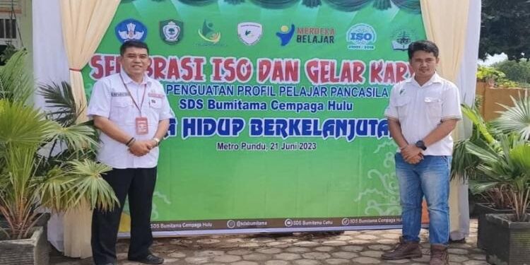 FOTO: DISDIK/MATA KALTENG - Plt Kadisdik Kotim M Irfansyah (kiri) saat menghadiri gelar karya P5 di SDS Bumitama, Cempaga, Kotim 21 Juni 2023.