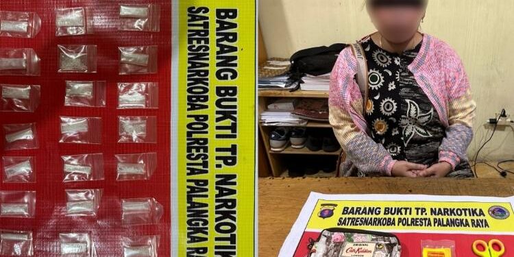 FOTO: HUMAS POLRESTA/MATAKALTENG - Terduga pelaku beserta barang bukti pada saat diamankan polisi.