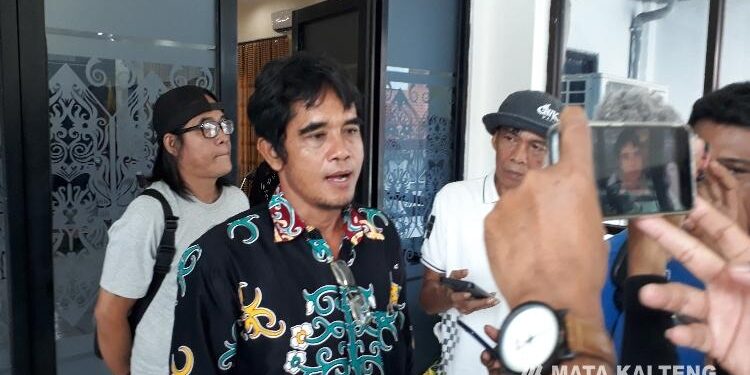 FOTO: TAUFIK/MATAKALTENG - Kornelius Atau Unit Tokoh Pemuda Perwakilan Warga Kecamatan GBA.